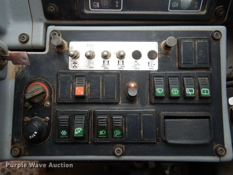 image for item JL9783 2005 New Holland RG140B  motor grader