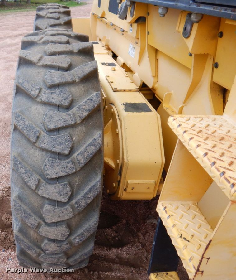 image for item JL9783 2005 New Holland RG140B  motor grader