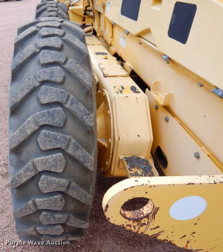 image for item JL9783 2005 New Holland RG140B  motor grader