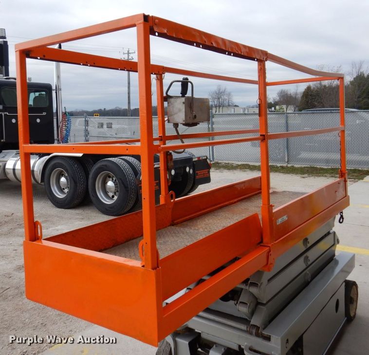 image for item JL9785 2004 Skyjack SJIII 3219  scissor lift
