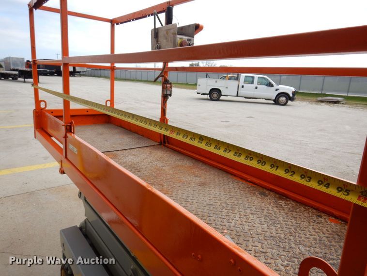 image for item JL9785 2004 Skyjack SJIII 3219  scissor lift