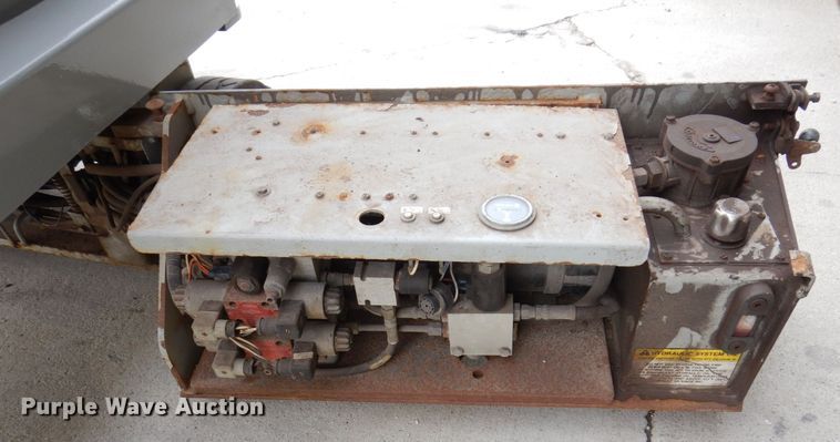 image for item JL9785 2004 Skyjack SJIII 3219  scissor lift