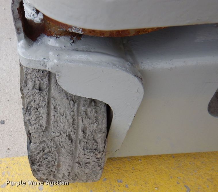 image for item JL9785 2004 Skyjack SJIII 3219  scissor lift