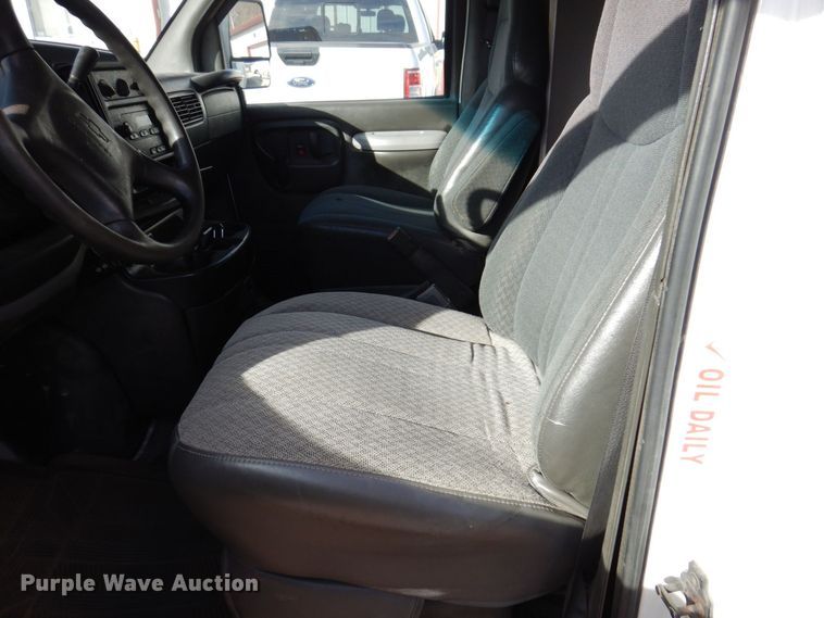 image for item JL9801 2002 Chevrolet Express G3500  fiber optic splicing truck