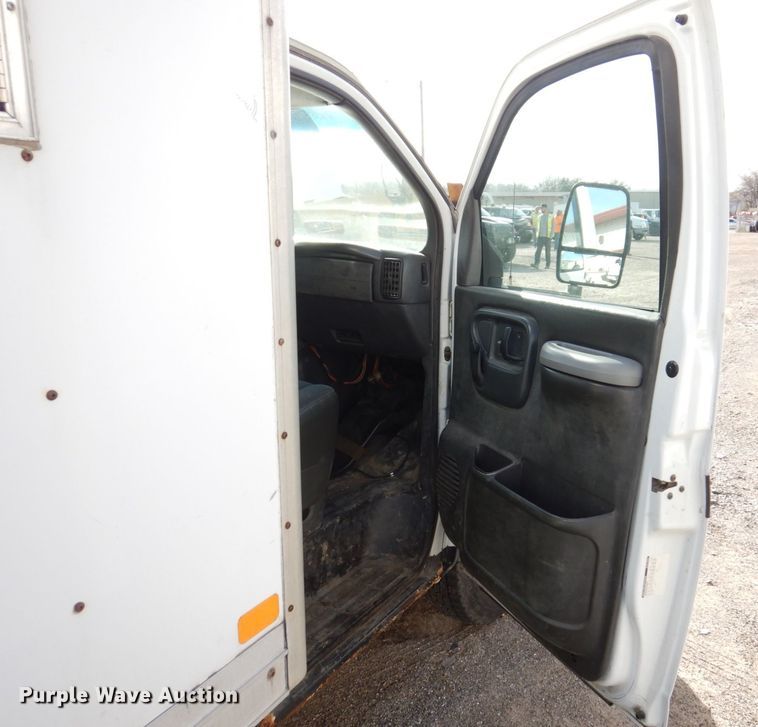 image for item JL9801 2002 Chevrolet Express G3500  fiber optic splicing truck