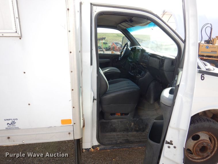 image for item JL9801 2002 Chevrolet Express G3500  fiber optic splicing truck