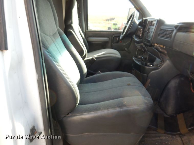 image for item JL9801 2002 Chevrolet Express G3500  fiber optic splicing truck