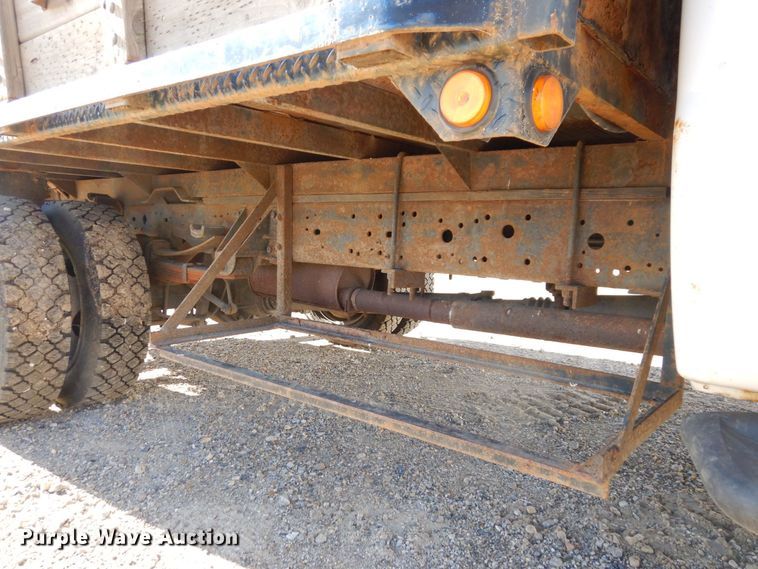 image for item JL9805 2005 Ford F550 Super Duty XL  Crew Cab flatbed truck