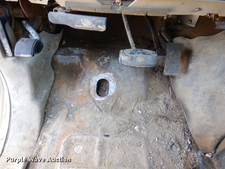 image for item JL9805 2005 Ford F550 Super Duty XL  Crew Cab flatbed truck