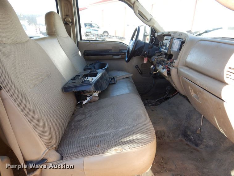 image for item JL9805 2005 Ford F550 Super Duty XL  Crew Cab flatbed truck