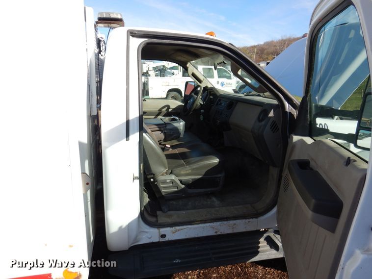 image for item JL9813 2009 Ford F550 Super Duty XL  utility / service truck