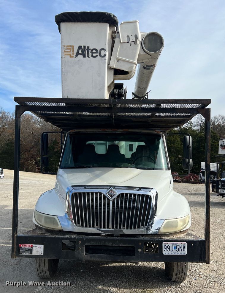 image for item JU9850 2005 International 4300  forestry bucket truck