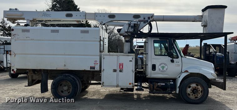 image for item JU9850 2005 International 4300  forestry bucket truck