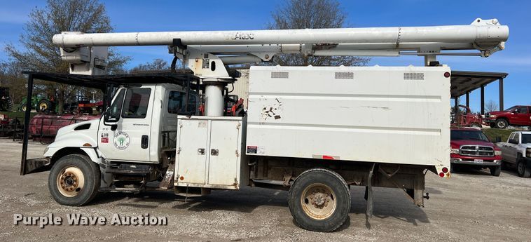 image for item JU9850 2005 International 4300  forestry bucket truck