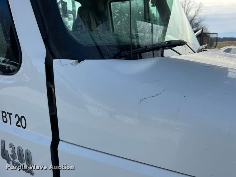 image for item JU9850 2005 International 4300  forestry bucket truck