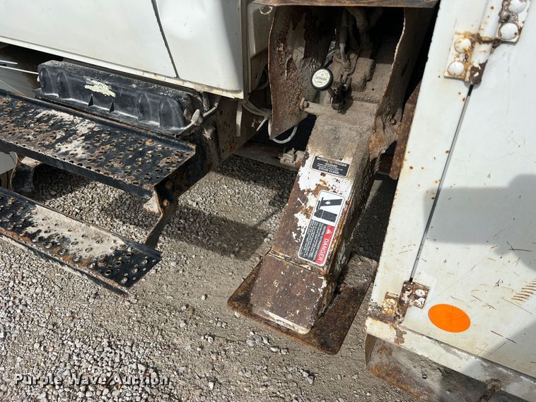 image for item JU9850 2005 International 4300  forestry bucket truck