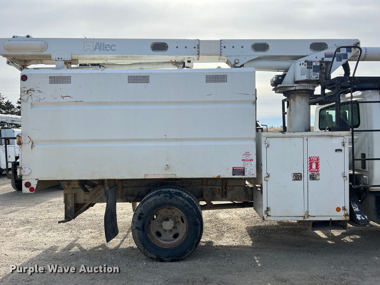 image for item JU9850 2005 International 4300  forestry bucket truck