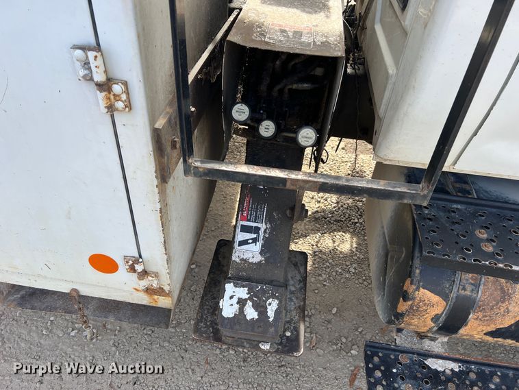 image for item JU9850 2005 International 4300  forestry bucket truck