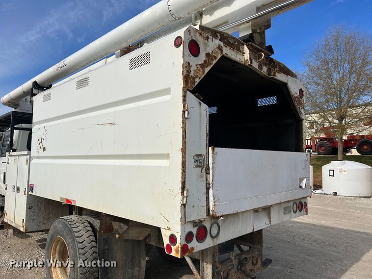 image for item JU9850 2005 International 4300  forestry bucket truck