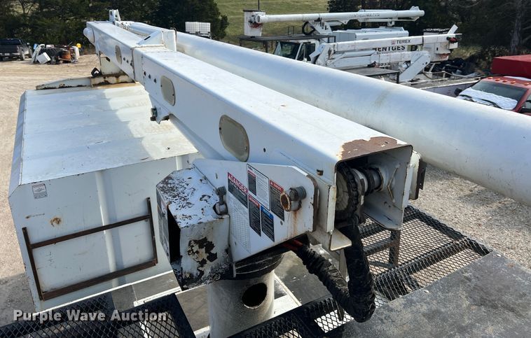 image for item JU9850 2005 International 4300  forestry bucket truck