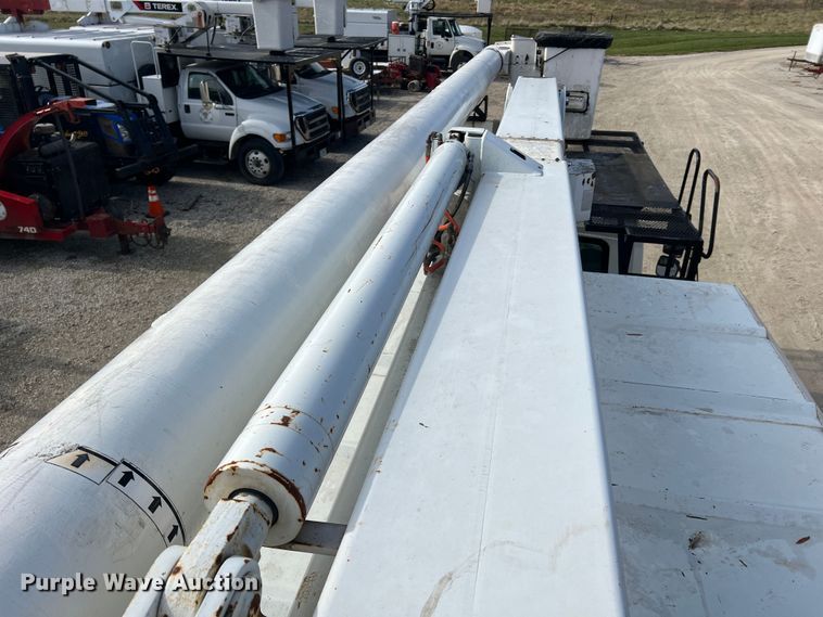 image for item JU9850 2005 International 4300  forestry bucket truck