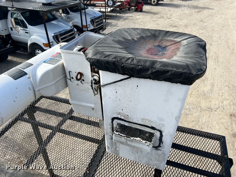 image for item JU9850 2005 International 4300  forestry bucket truck