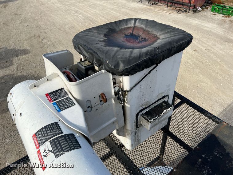 image for item JU9850 2005 International 4300  forestry bucket truck