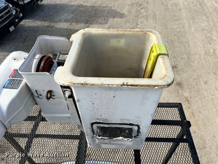 image for item JU9850 2005 International 4300  forestry bucket truck