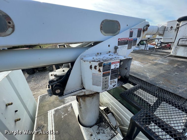 image for item JU9850 2005 International 4300  forestry bucket truck