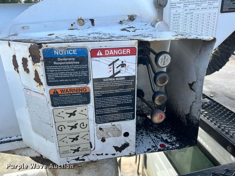 image for item JU9850 2005 International 4300  forestry bucket truck