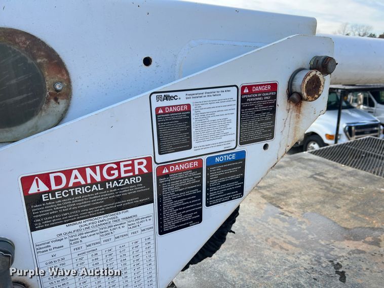 image for item JU9850 2005 International 4300  forestry bucket truck