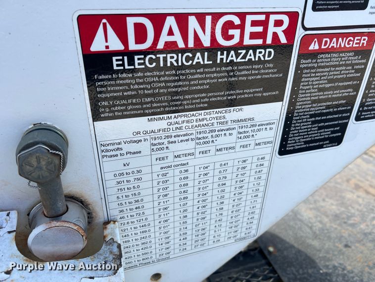 image for item JU9850 2005 International 4300  forestry bucket truck