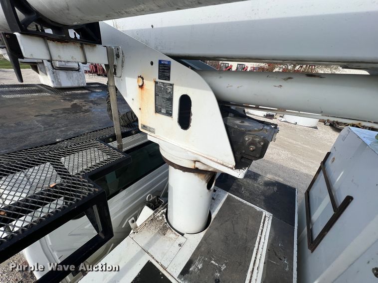 image for item JU9850 2005 International 4300  forestry bucket truck