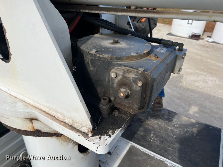 image for item JU9850 2005 International 4300  forestry bucket truck