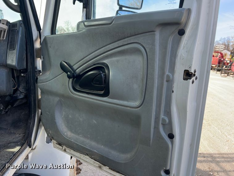 image for item JU9850 2005 International 4300  forestry bucket truck