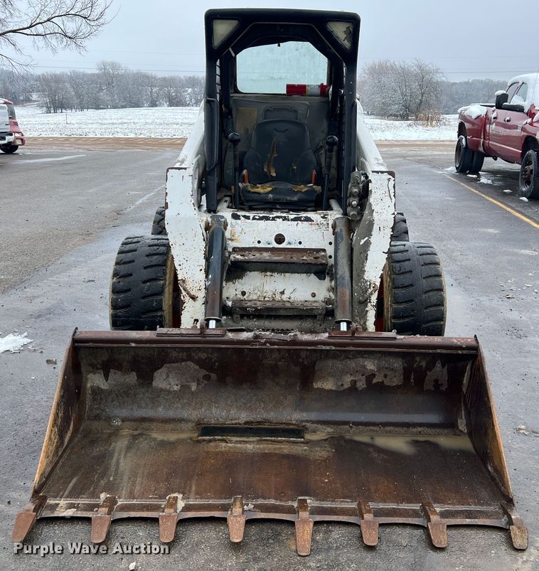image for item JU9865 2003 Bobcat S220  skid steer loader