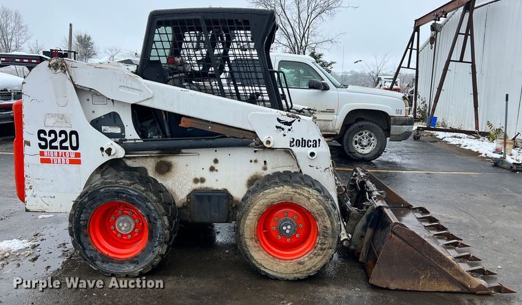 image for item JU9865 2003 Bobcat S220  skid steer loader