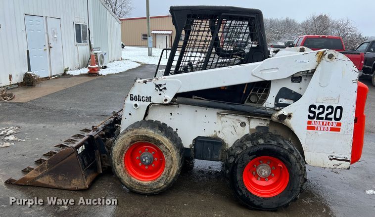 image for item JU9865 2003 Bobcat S220  skid steer loader