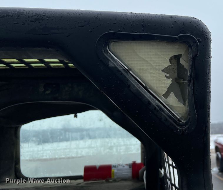 image for item JU9865 2003 Bobcat S220  skid steer loader