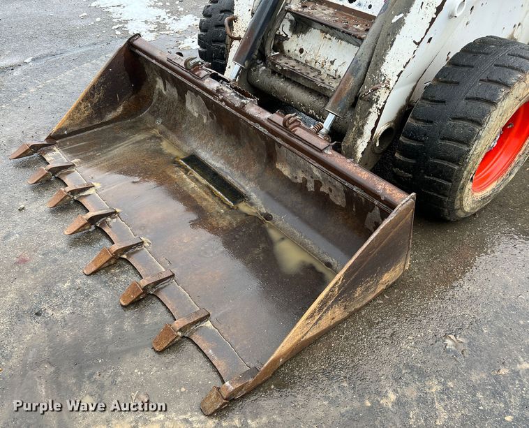 image for item JU9865 2003 Bobcat S220  skid steer loader