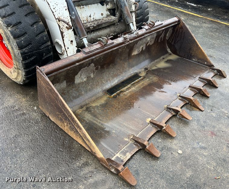image for item JU9865 2003 Bobcat S220  skid steer loader