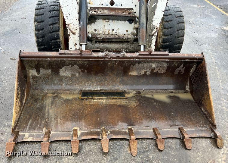 image for item JU9865 2003 Bobcat S220  skid steer loader