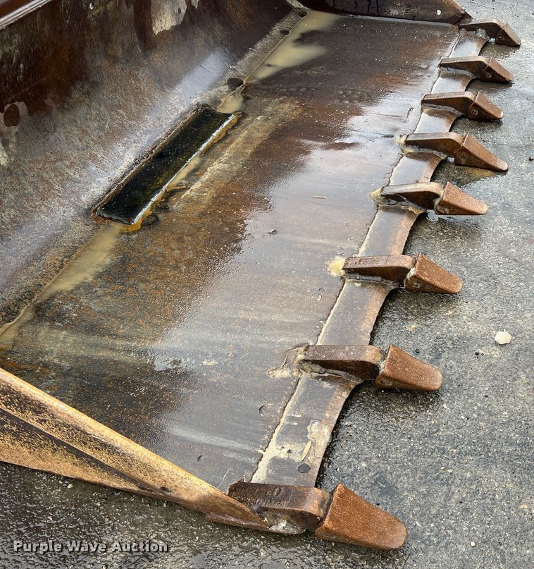 image for item JU9865 2003 Bobcat S220  skid steer loader