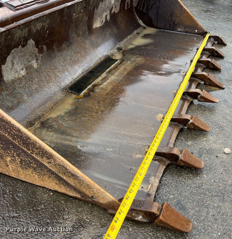 image for item JU9865 2003 Bobcat S220  skid steer loader