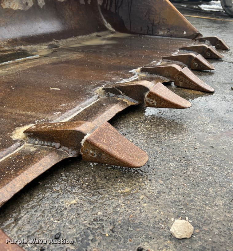 image for item JU9865 2003 Bobcat S220  skid steer loader