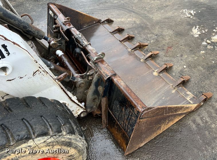 image for item JU9865 2003 Bobcat S220  skid steer loader
