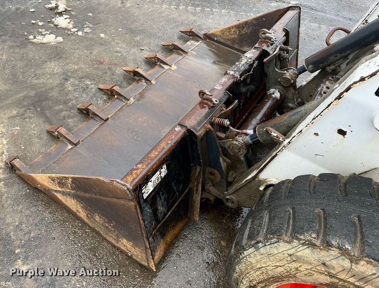 image for item JU9865 2003 Bobcat S220  skid steer loader