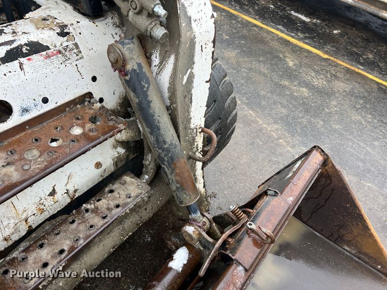 image for item JU9865 2003 Bobcat S220  skid steer loader