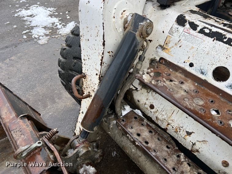 image for item JU9865 2003 Bobcat S220  skid steer loader