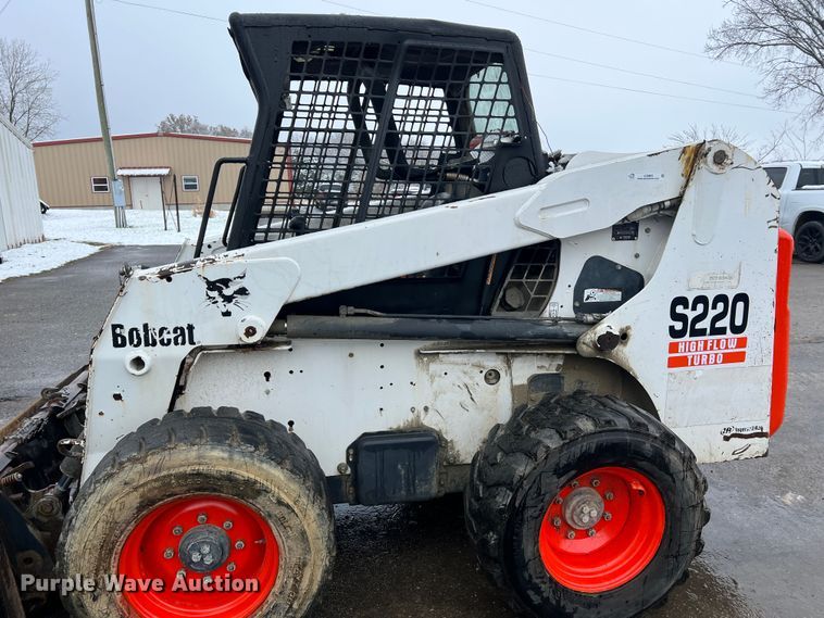 image for item JU9865 2003 Bobcat S220  skid steer loader